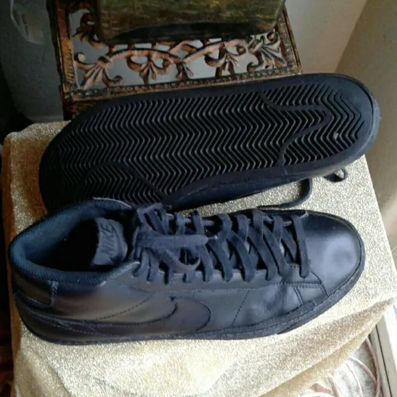NIKE VINTAGE BLACK LEATHER MID SNEAKERS