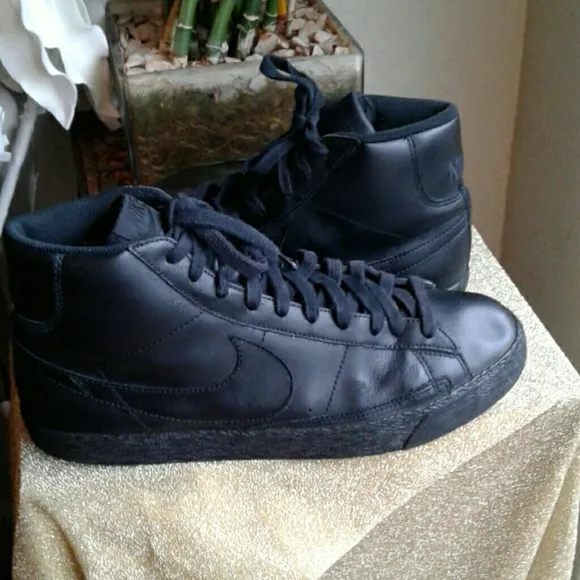 NIKE VINTAGE BLACK LEATHER MID SNEAKERS
