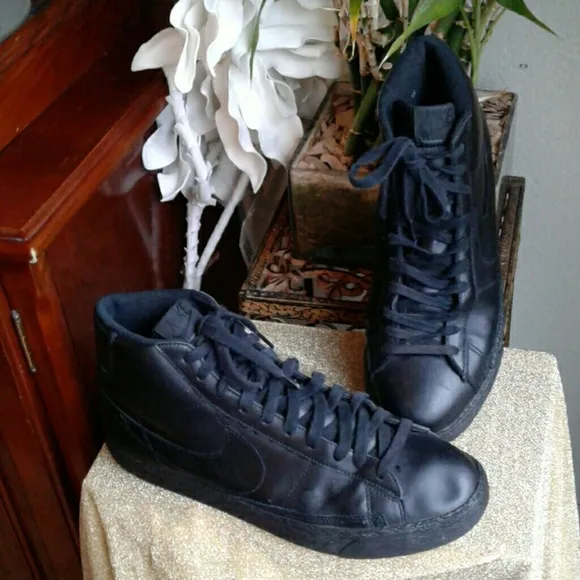 NIKE VINTAGE BLACK LEATHER MID SNEAKERS